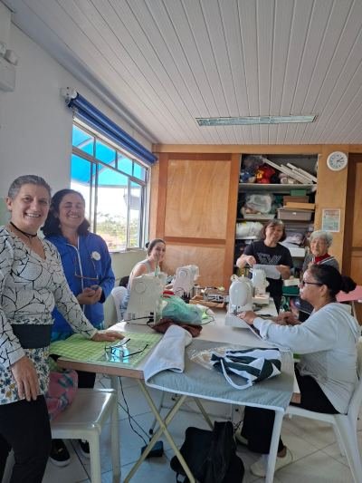 Visita de Marina de Lourdes Barbieri ao Artesanato Maria de Nazaré